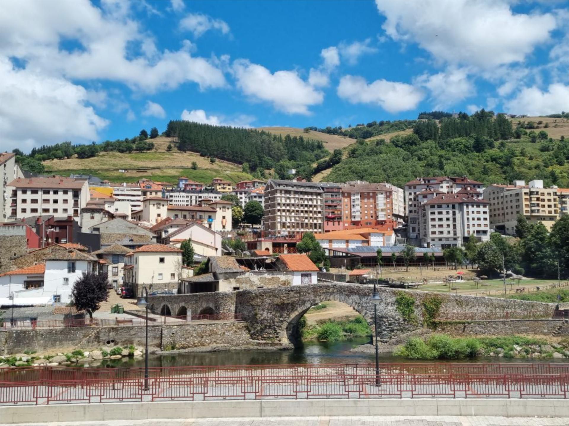 Vista exterior de Pis de lloguer en Cangas del Narcea amb Calefacció i Moblat