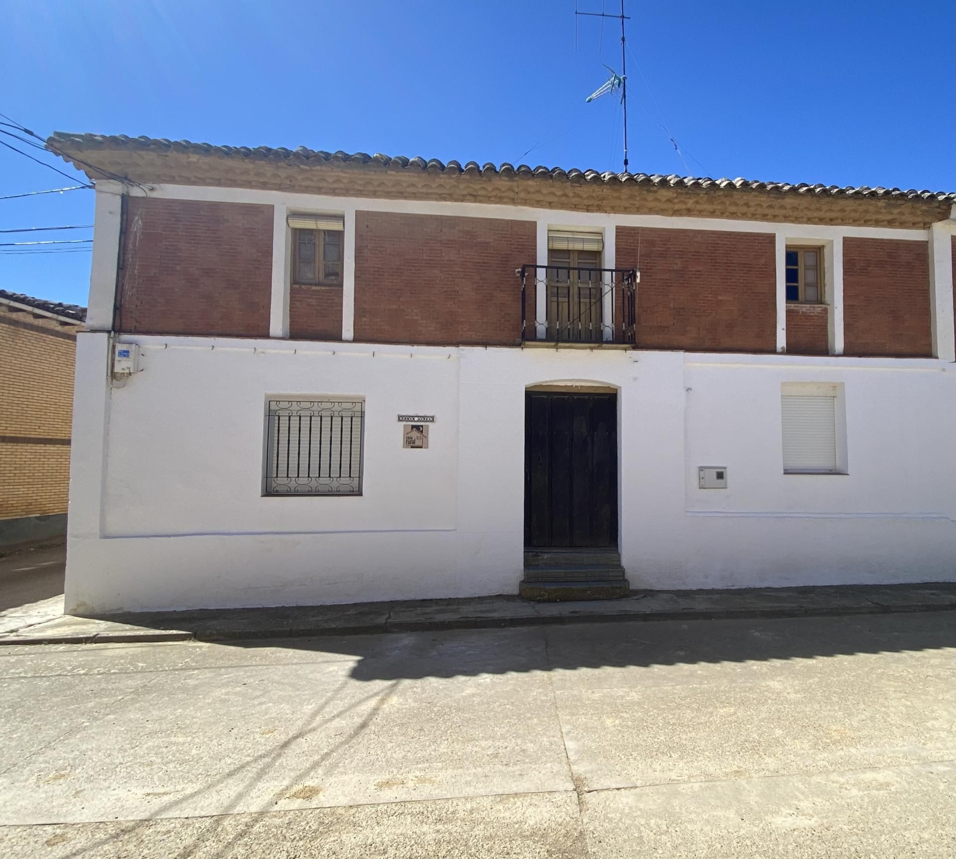 Vista exterior de Casa adosada en venda en Villalcón amb Jardí privat, Parquet i Terrassa