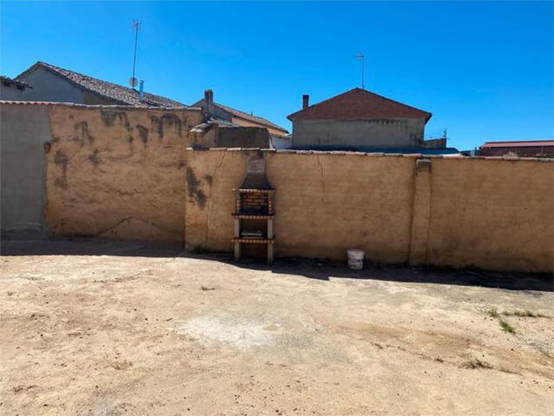 Vista exterior de Casa o xalet en venda en Villalcón amb Jardí privat, Traster i Moblat