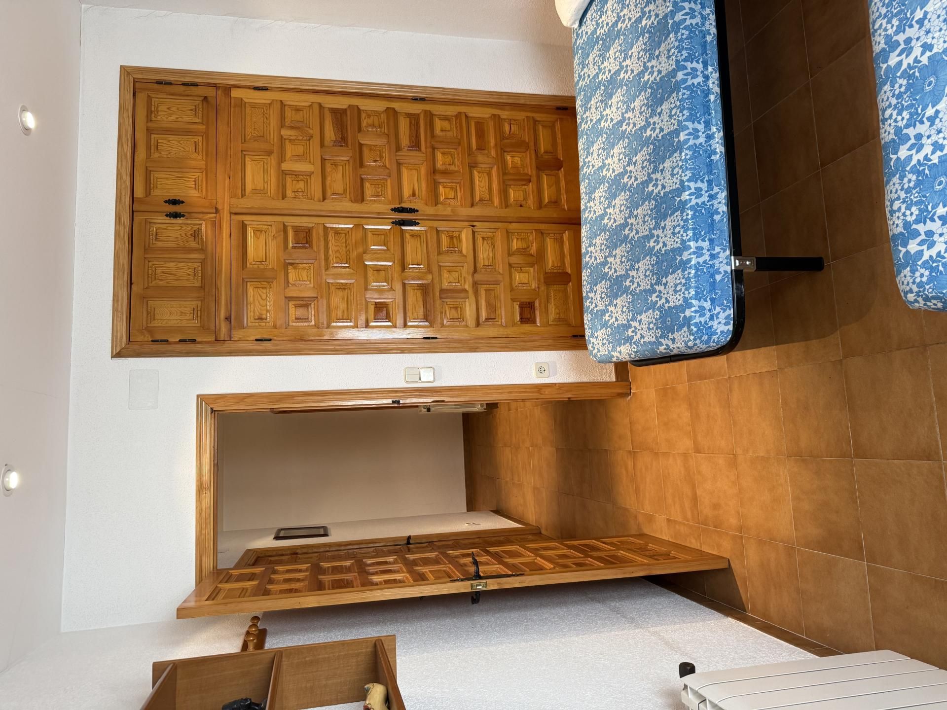 Dormitori de Casa adosada en venda en Cardenete amb Calefacció, Parquet i Moblat