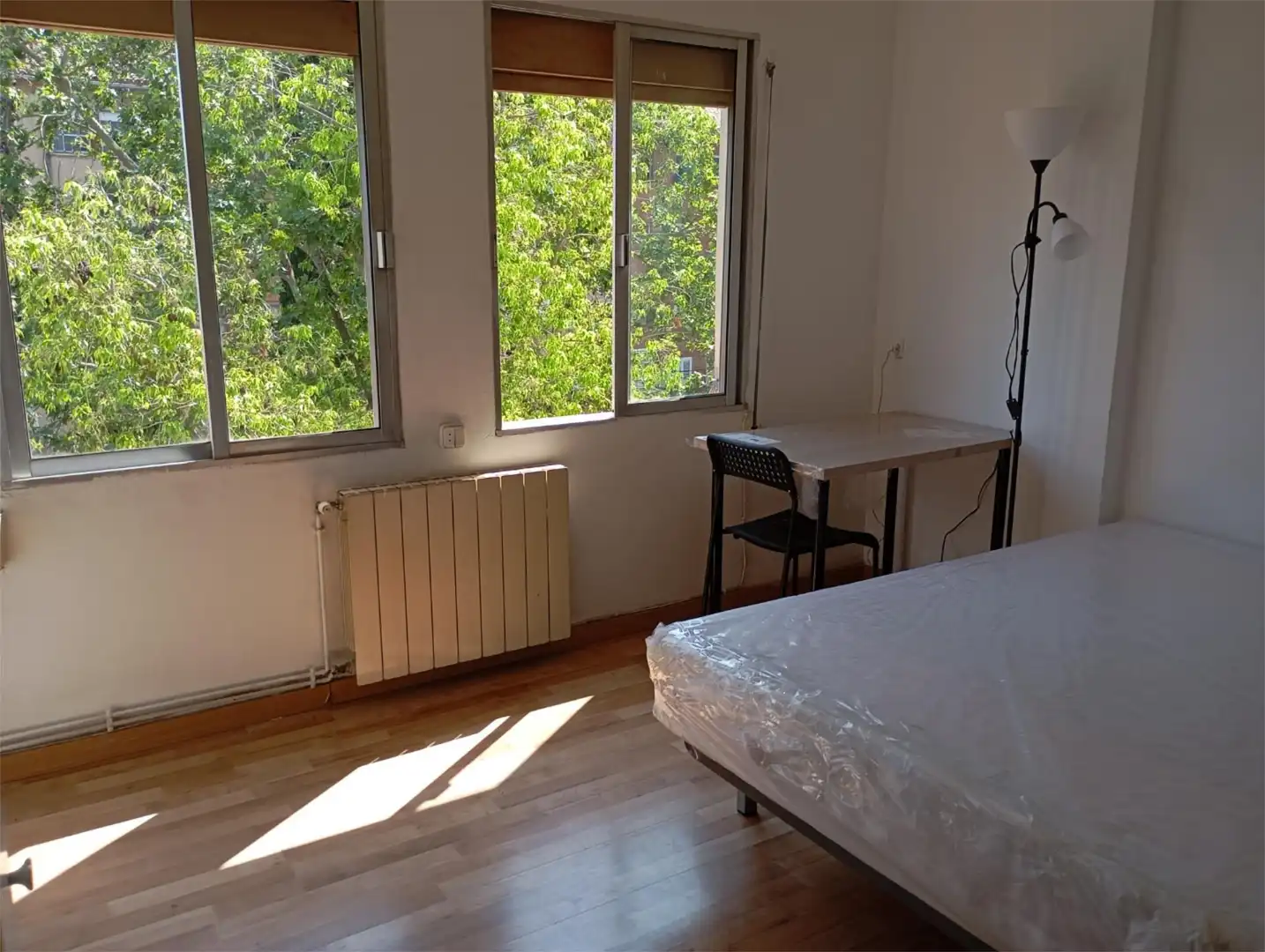 Room in Carrer de l'Espiga, El Congrés i els Indians Bedroom of Flat for share in Barcelona with Heating, Parquet flooring and Furnished