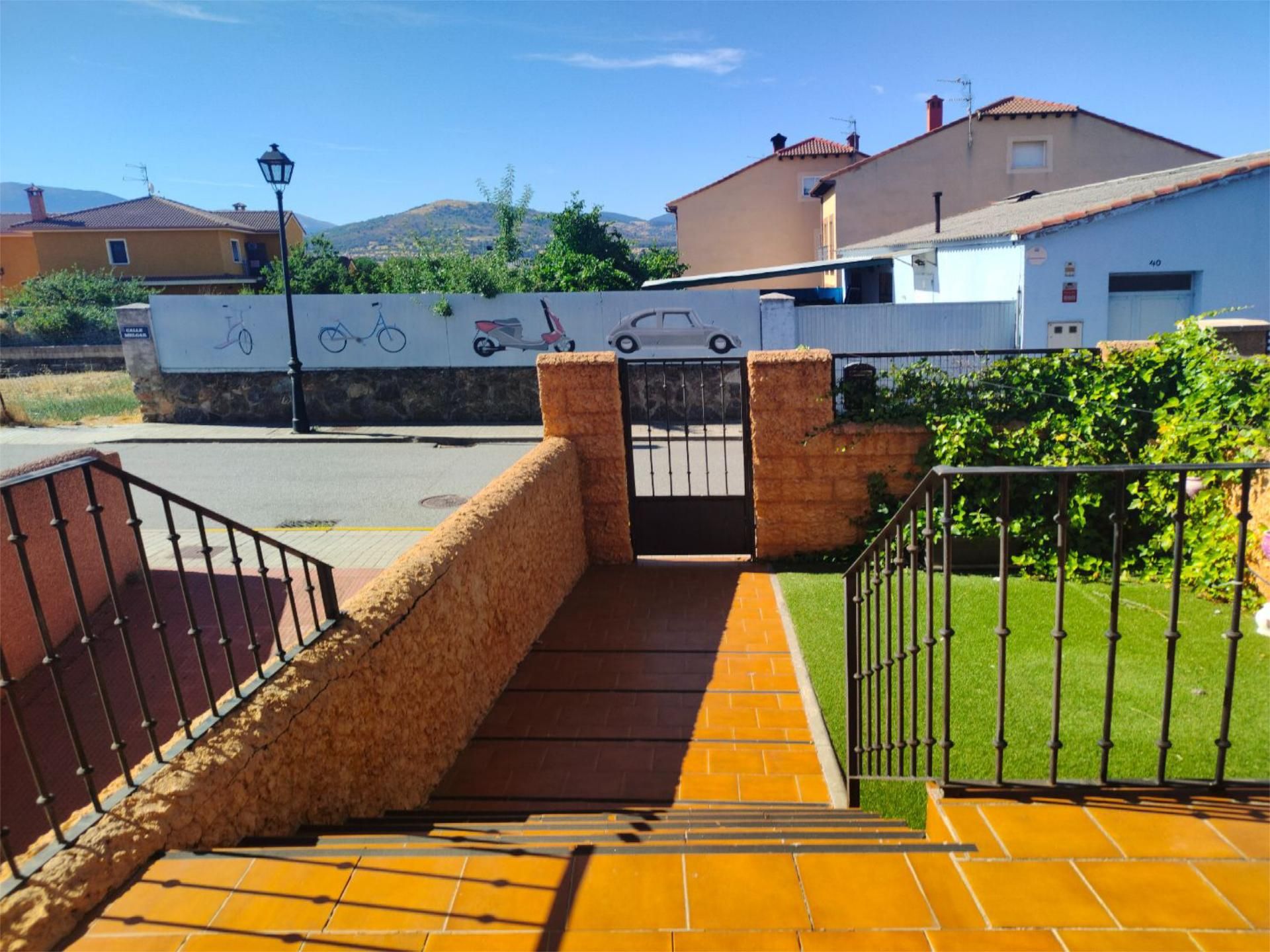 Vista exterior de Casa adosada en venta en Palazuelos de Eresma con Terraza, Piscina y Balcón
