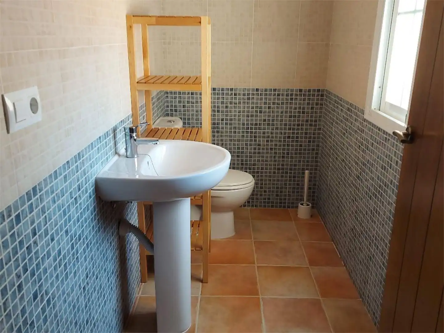 Casa adosada en venta en Calle Extremadura Trasera, 10, Arroyomolinos de León Baño de Casa adosada en venta en Arroyomolinos de León con Amueblado