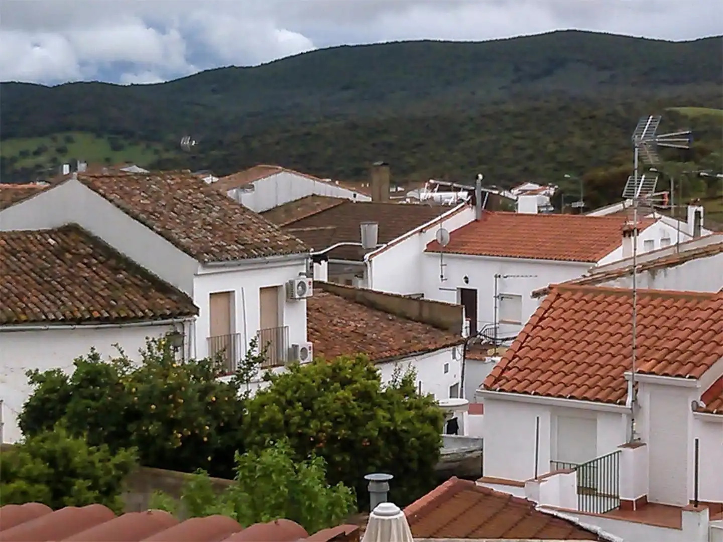 Casa adosada en venta en Calle Extremadura Trasera, 10, Arroyomolinos de León Vista exterior de Casa adosada en venta en Arroyomolinos de León con Amueblado