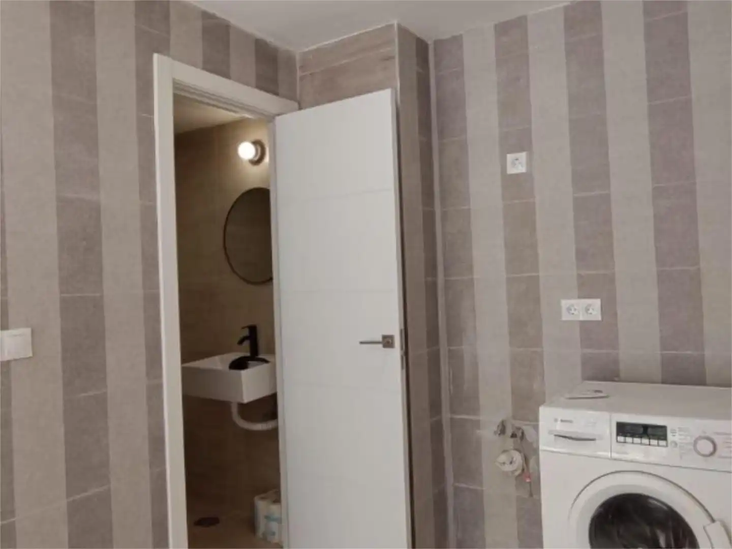 Flat for sale in Pasaje Aránzazu, 6, Los Castillejos - La Trinidad Bathroom of Flat for sale in Málaga with Air Conditioner and Furnished