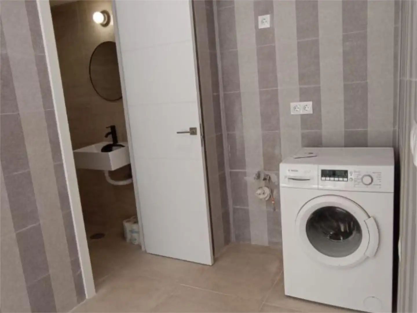 Flat for sale in Pasaje Aránzazu, 6, Los Castillejos - La Trinidad Bathroom of Flat for sale in Málaga with Air Conditioner and Furnished