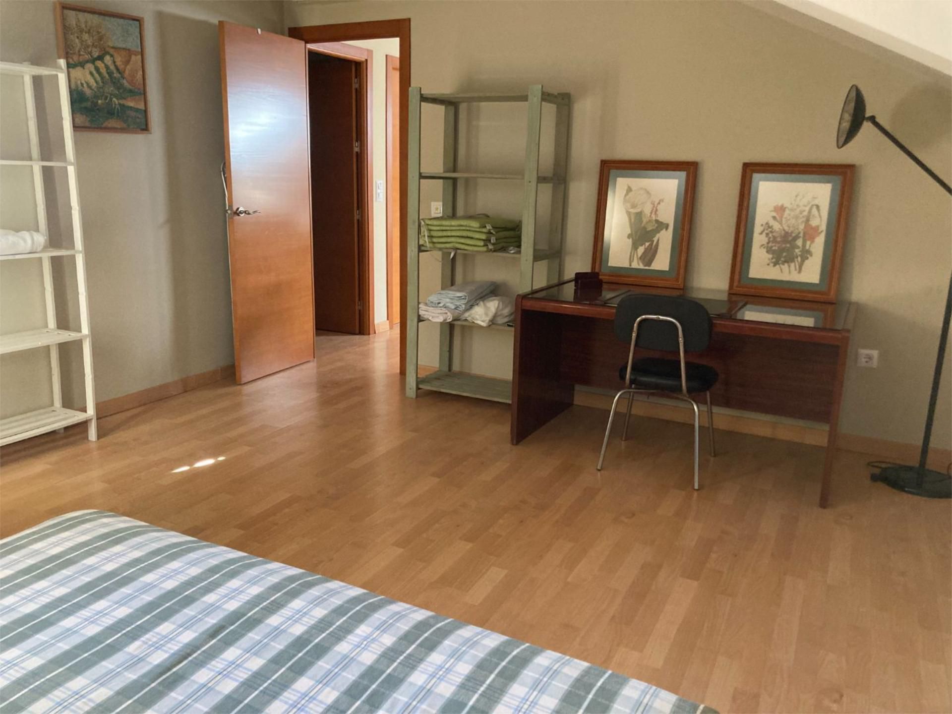 Schlafzimmer von Wohnungen miete in Montequinto mit Klimaanlage, Heizung und Parkett