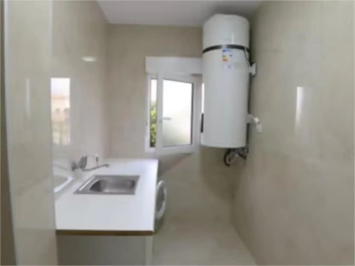 Piso en venta en Gran Vía de la Manga, 12, Entremares Baño de Piso en venta en La Manga del Mar Menor con Aire acondicionado, Calefacción y Jardín privado