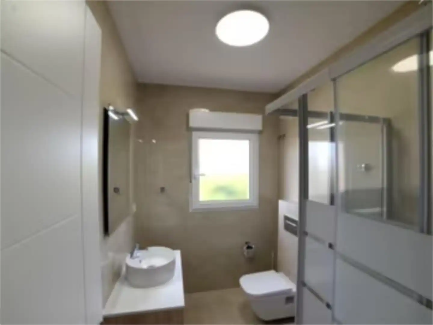 Piso en venta en Gran Vía de la Manga, 12, Entremares Baño de Piso en venta en La Manga del Mar Menor con Aire acondicionado, Calefacción y Jardín privado