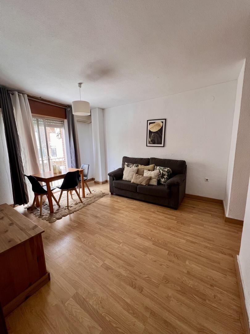 Sala d'estar de Pis de lloguer en Cenes de la Vega amb Aire condicionat i Balcó