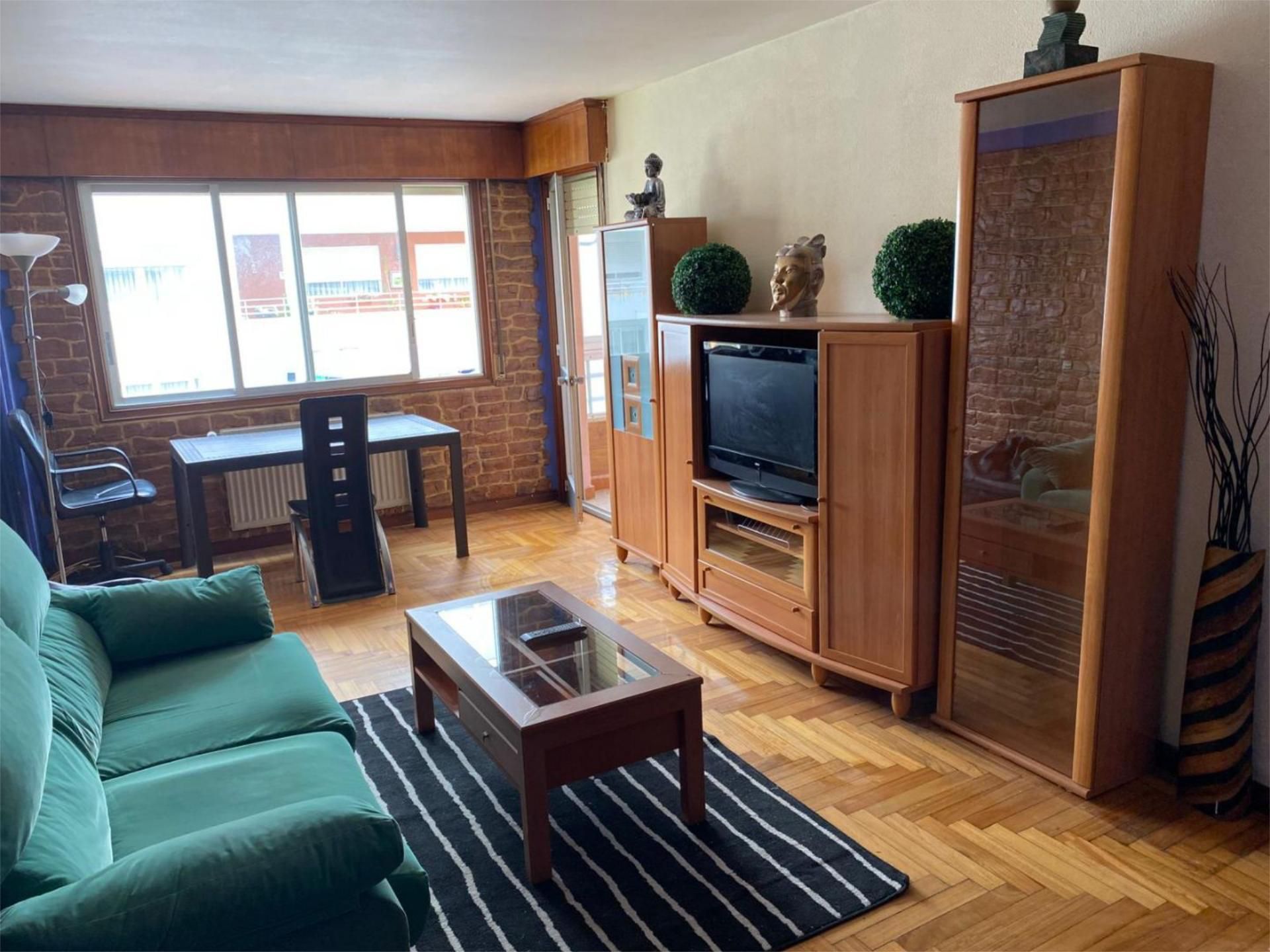 Sala d'estar de Pis per a compartir en Vigo  amb Calefacció, Parquet i Terrassa