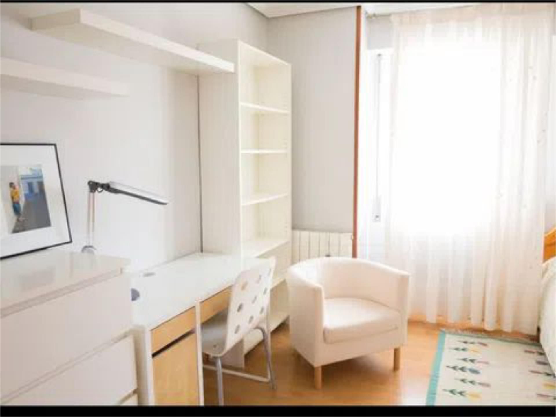 Bedroom of Flat to rent in  Zaragoza Capital  with Heating, Parquet flooring and Furnished