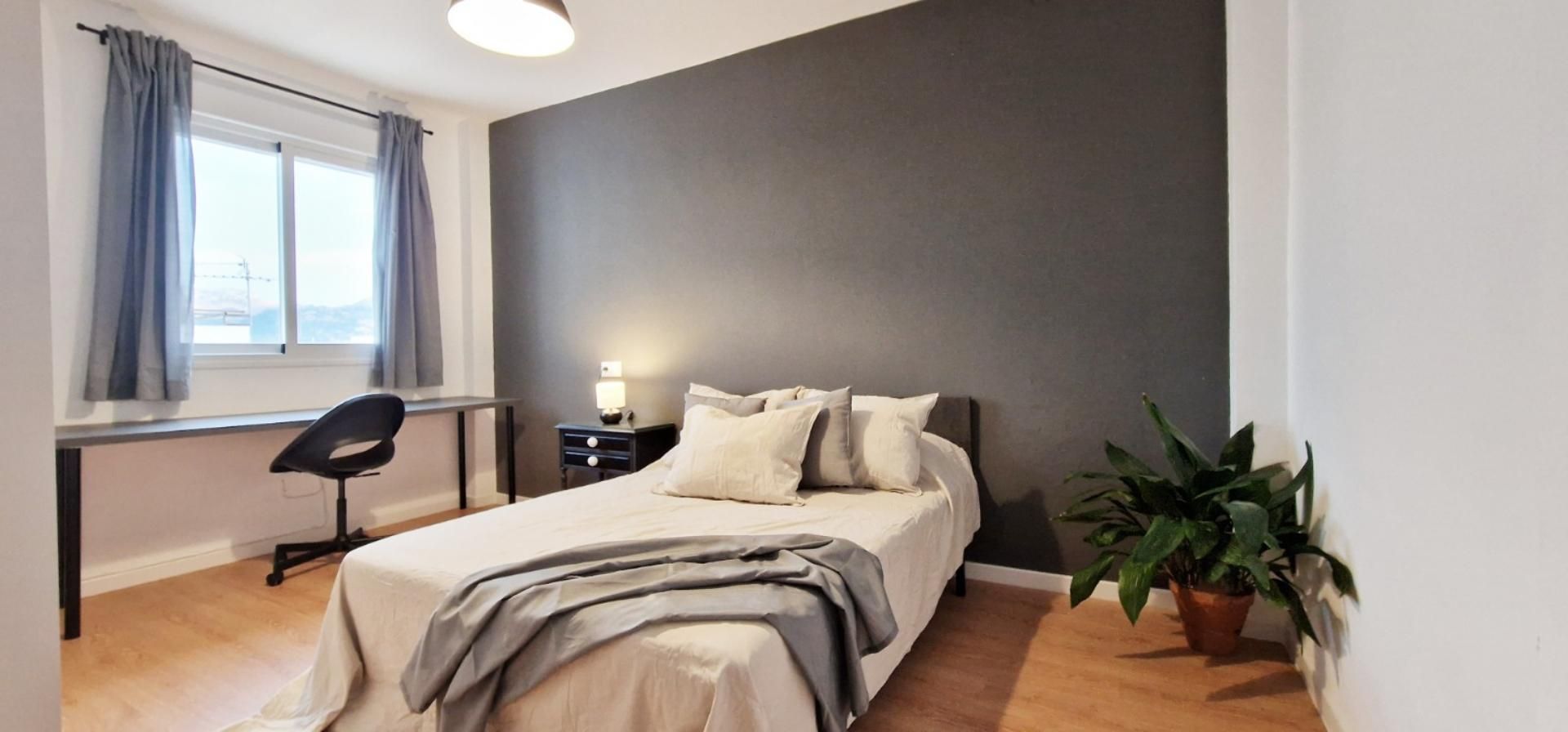 Bedroom of Flat to share in Ronda  with Parquet flooring, Furnished and Oven