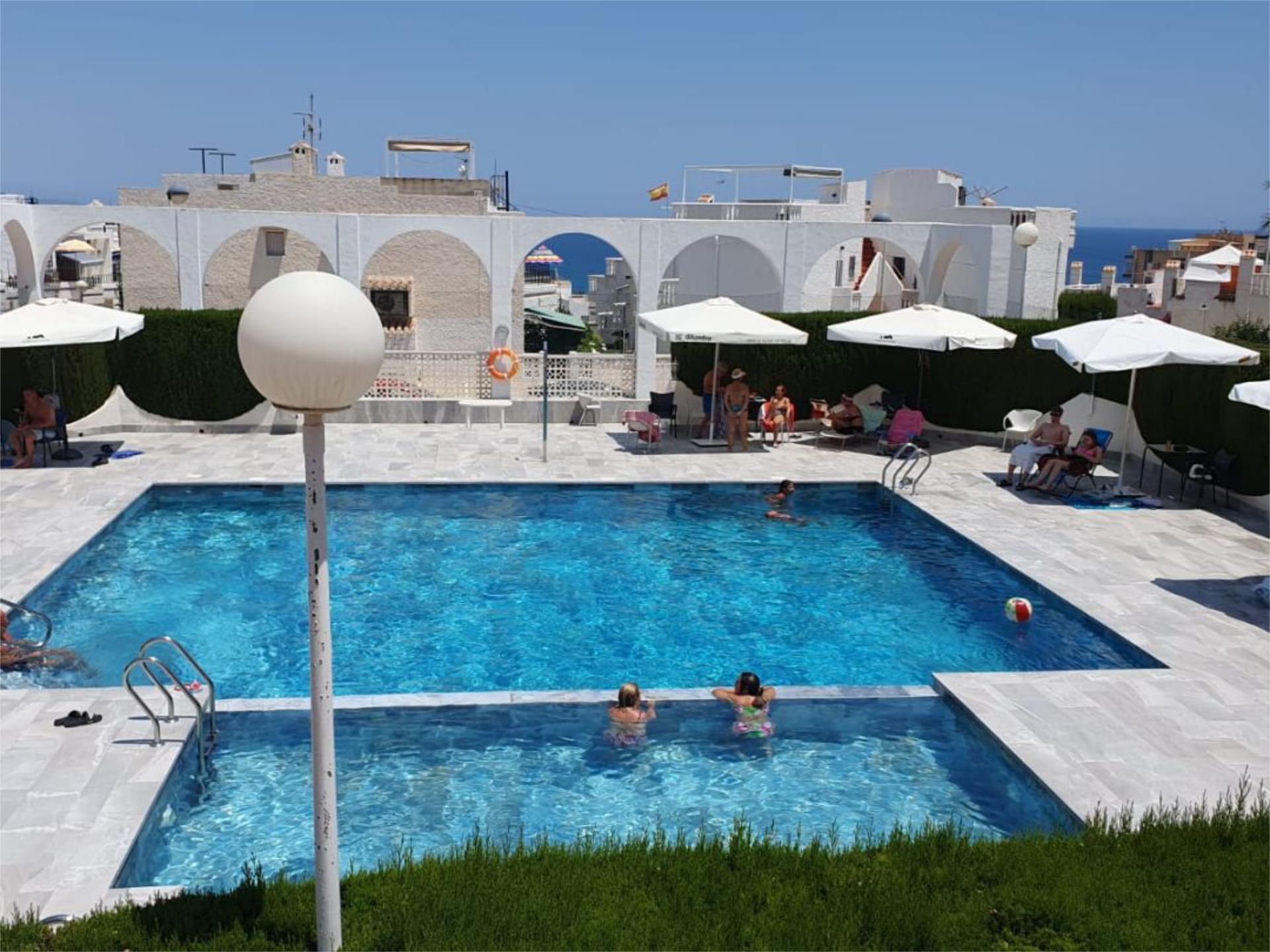 Piscina de Pis en venda en Torrevieja amb Aire condicionat, Calefacció i Jardí privat