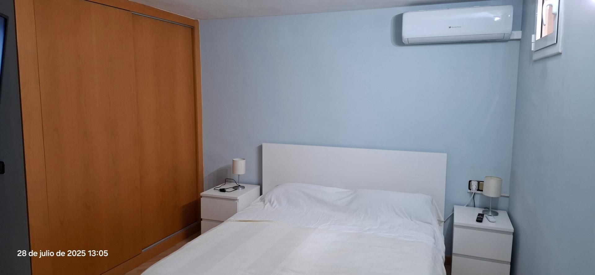 Bedroom of Duplex to share in  Barcelona Capital  with Air Conditioner, Heating and Parquet flooring