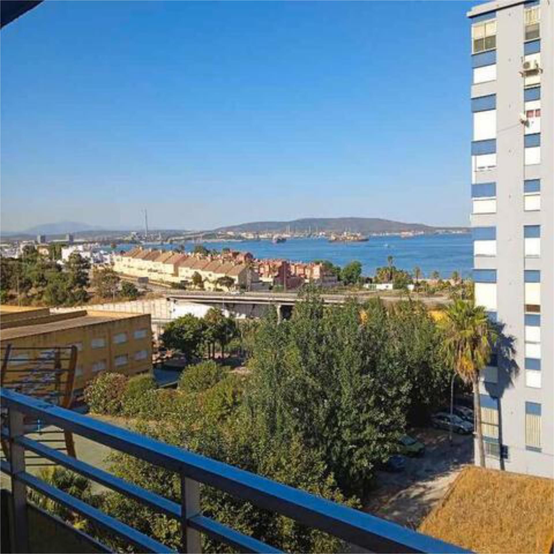 Dormitori de Pis de lloguer en Algeciras amb Jardí privat i Moblat