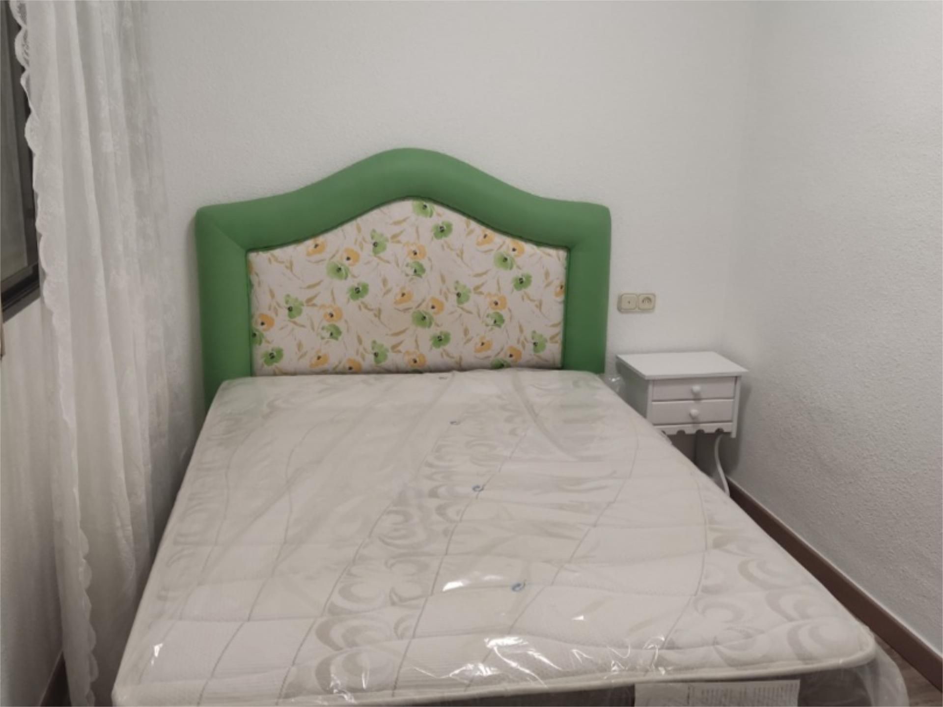 Dormitori de Apartament de lloguer en  Murcia Capital amb Balcó