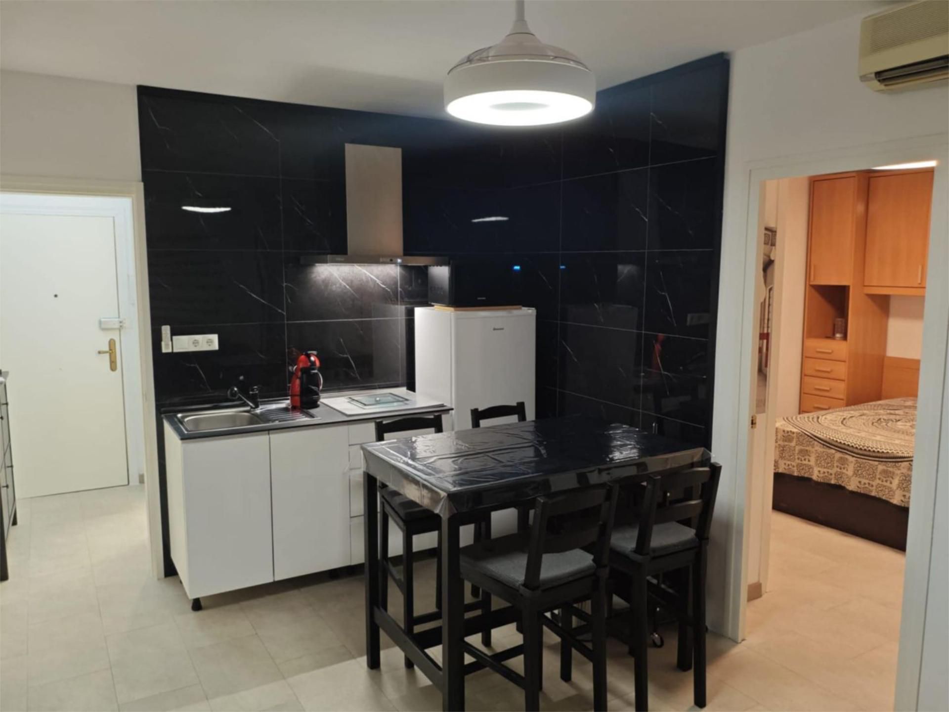 Cuina de Apartament de lloguer en Cubelles amb Aire condicionat, Terrassa i Moblat