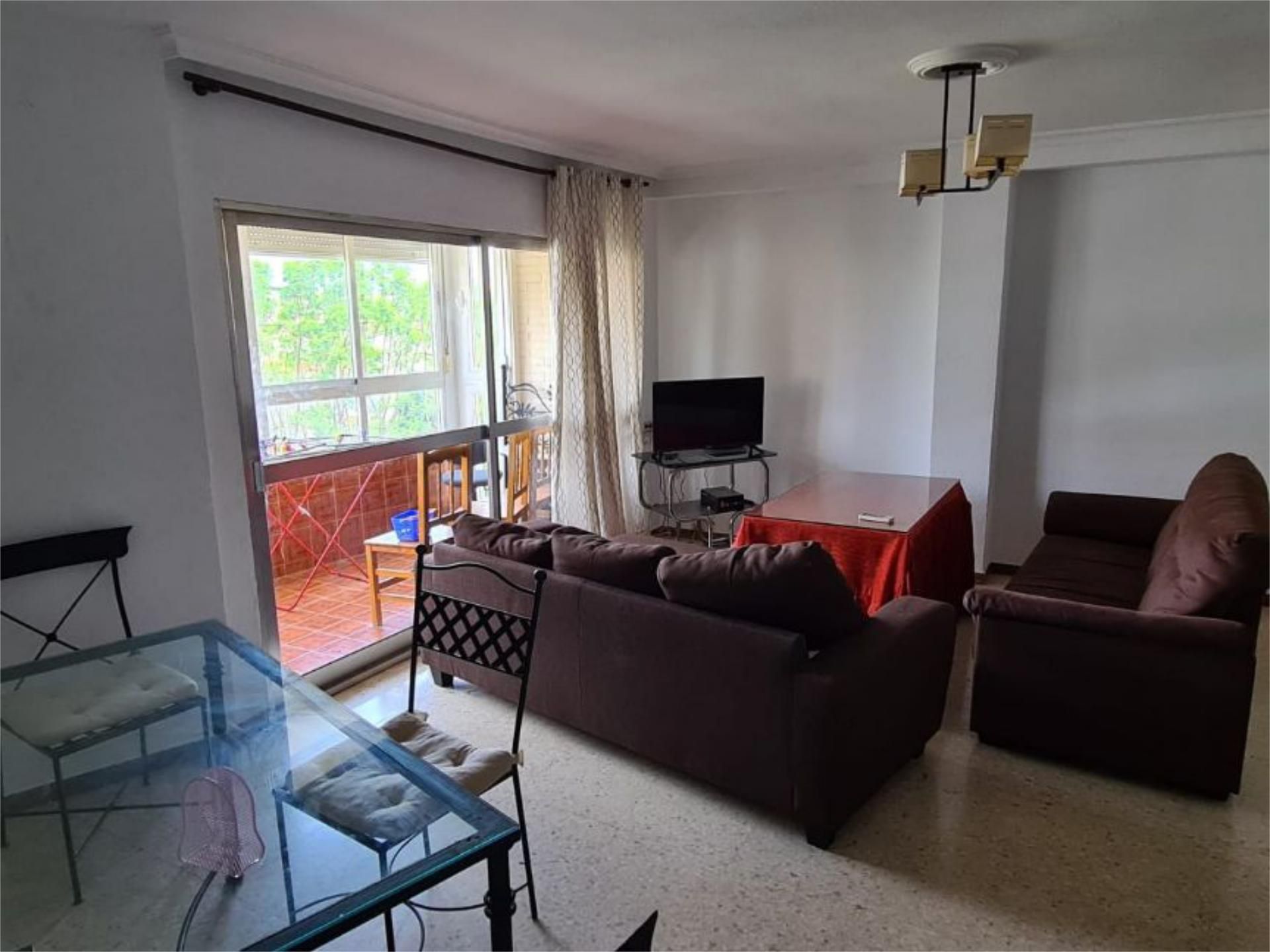 Living room of Flat for sale in  Sevilla Capital  with Air Conditioner, Terrace and Furnished