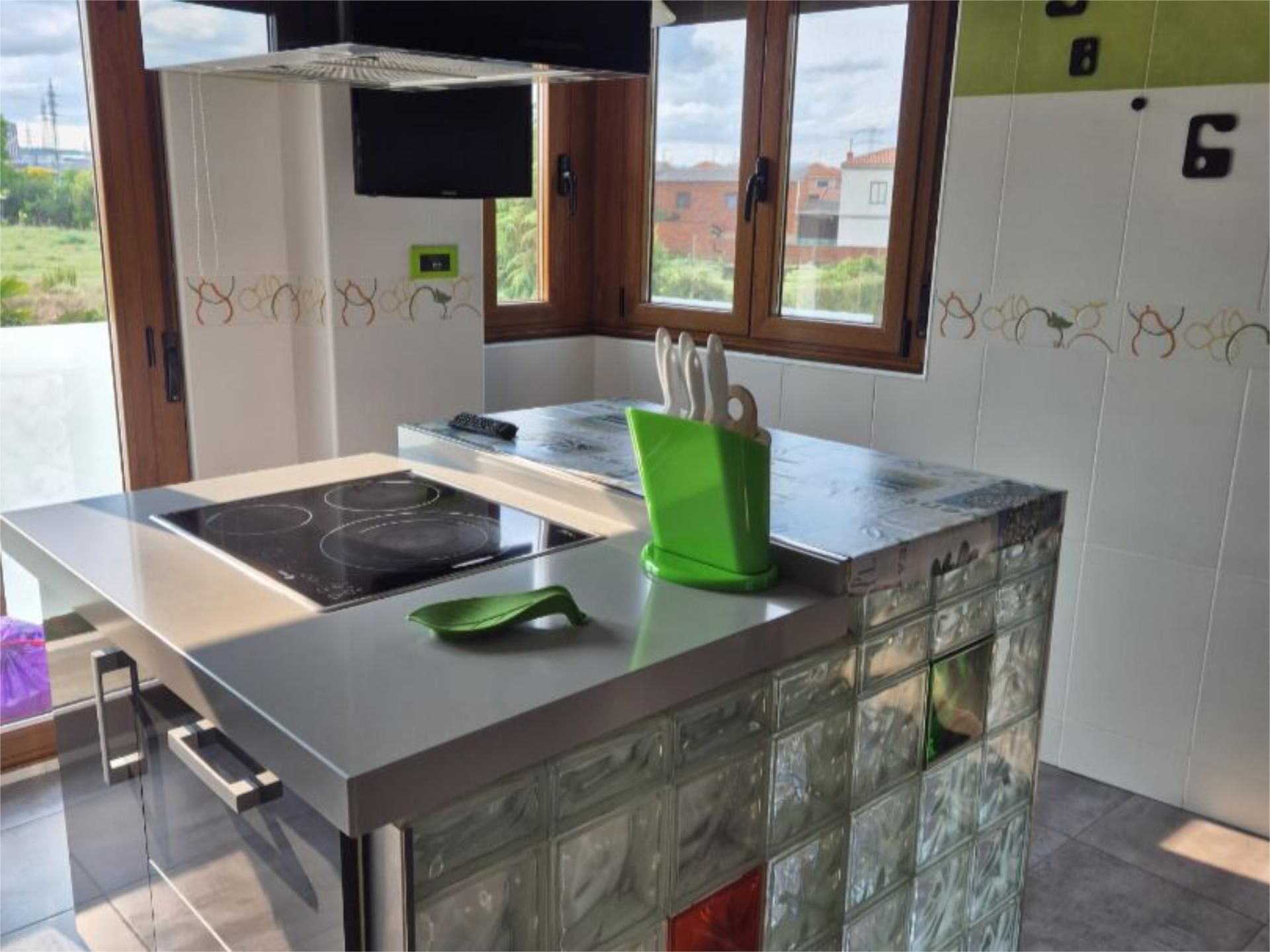 Cuina de Pis en venda en Onzonilla amb Calefacció, Parquet i Terrassa