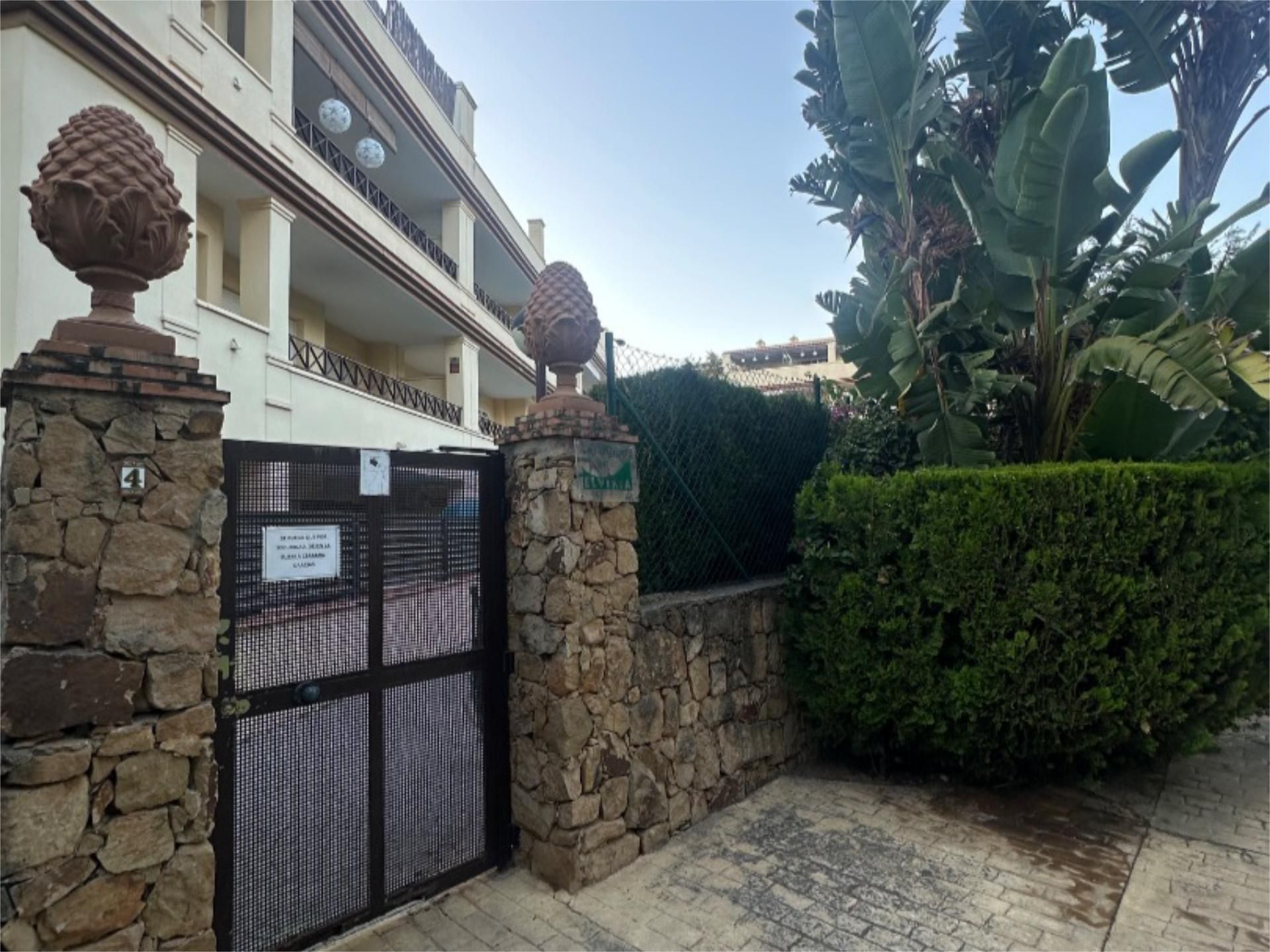 Vista exterior de Piso de alquiler en Marbella con Aire acondicionado y Piscina