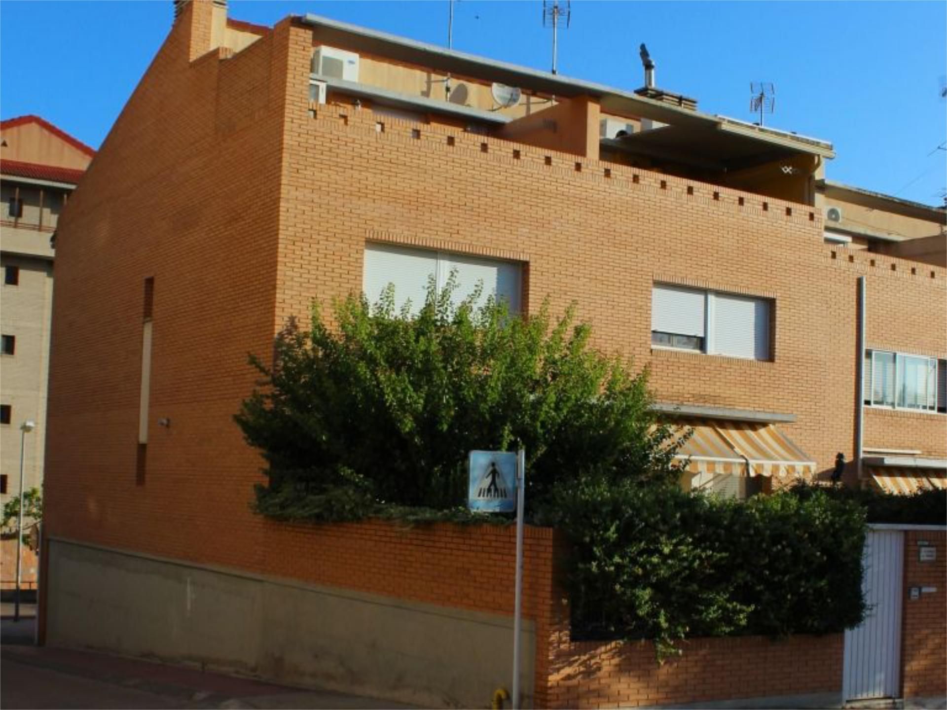 Vista exterior de Pis en venda en Alcañiz amb Aire condicionat, Calefacció i Jardí privat