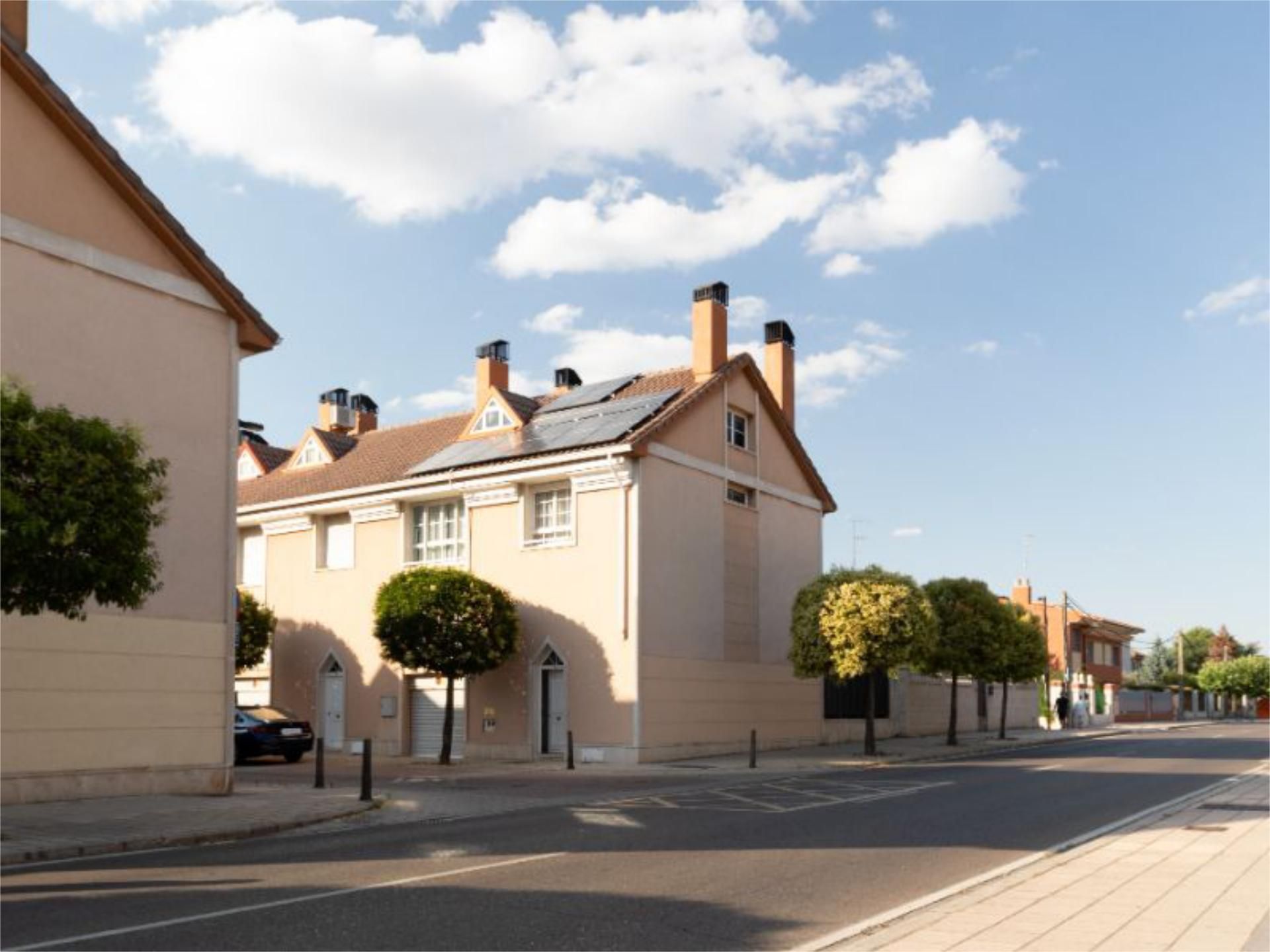 Vista exterior de Casa adosada en venta en Valladolid Capital con Aire acondicionado, Calefacción y Jardín privado