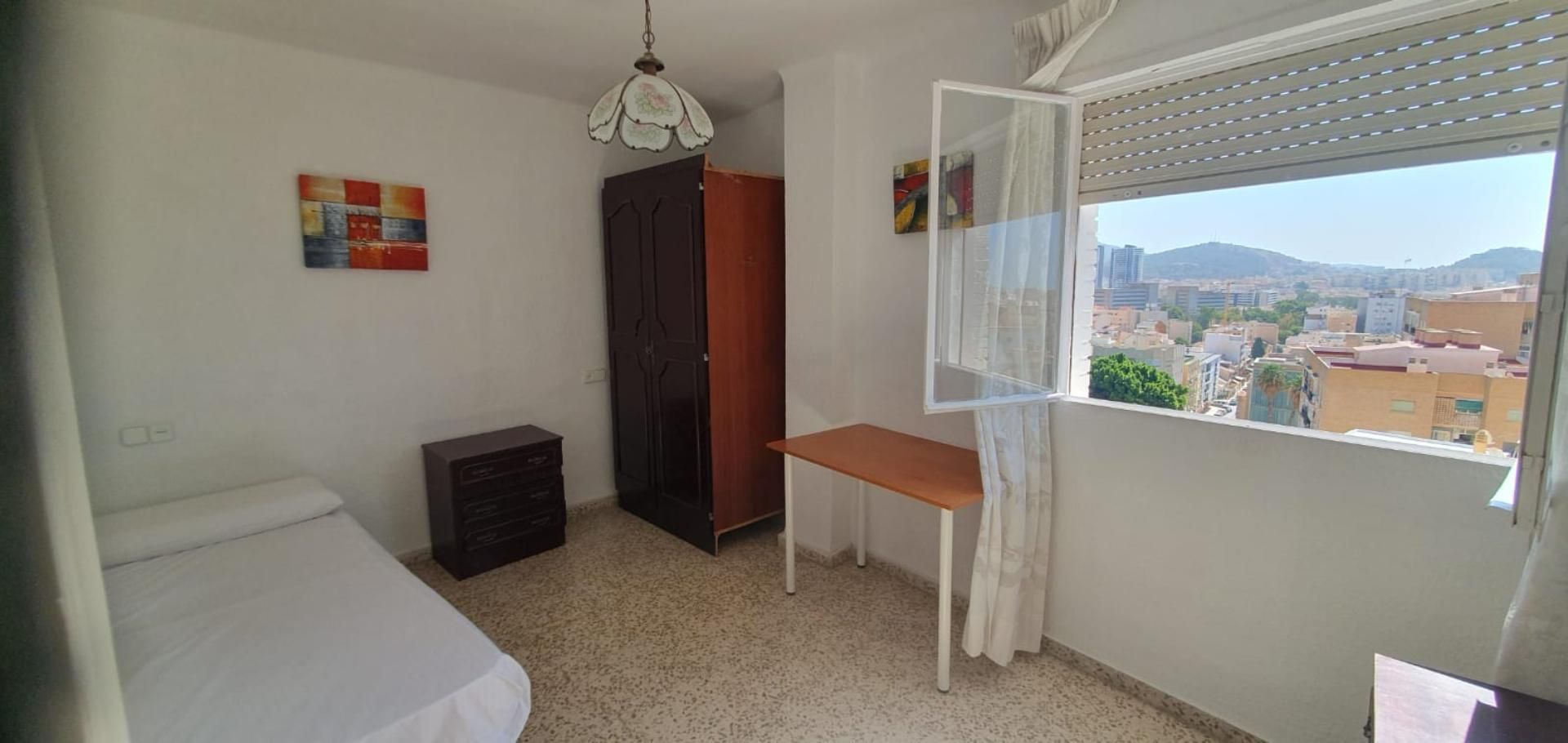 Habitación de Piso para compartir en Málaga Capital con Jardín privado, Terraza y Amueblado