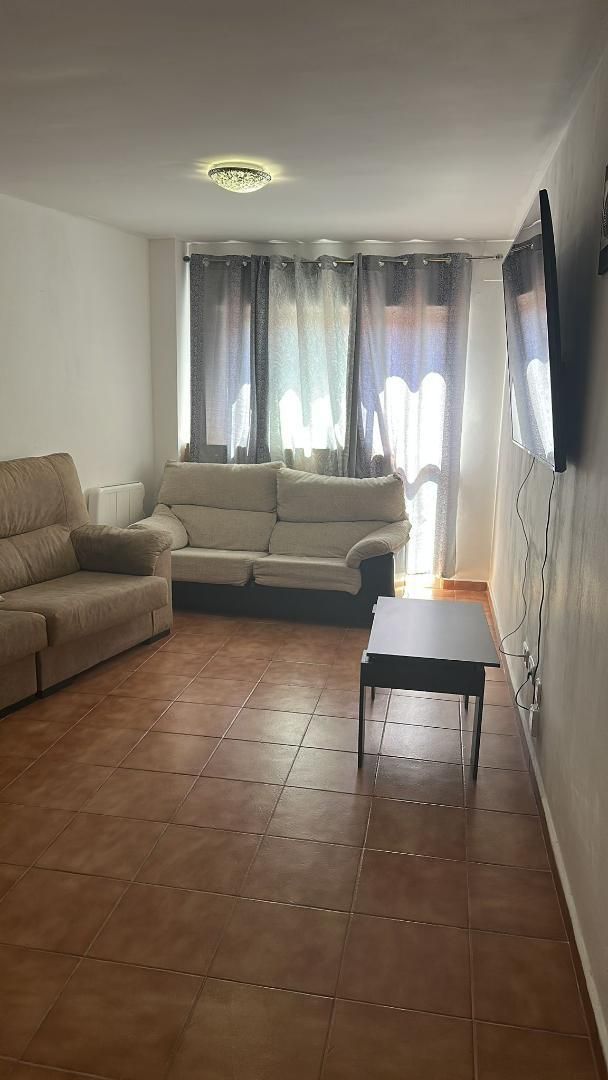 Sala d'estar de Pis en venda en Calera y Chozas amb Calefacció, Terrassa i Moblat
