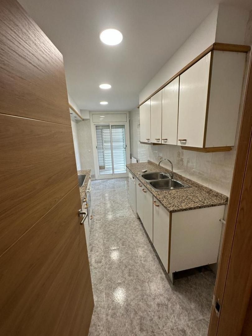 Cocina de Piso de alquiler en Figueres con Aire acondicionado, Calefacción y Horno