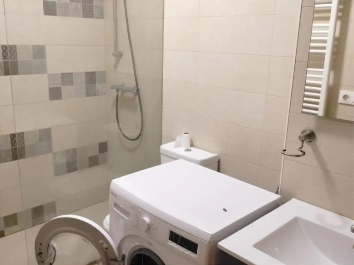 Wohnung zum Verkauf in Avinguda Cala en Brut, 77, Cala en Blanes Badezimmer von Wohnung zum Verkauf in Ciutadella de Menorca mit Klimaanlage, Terrasse und Möbliert