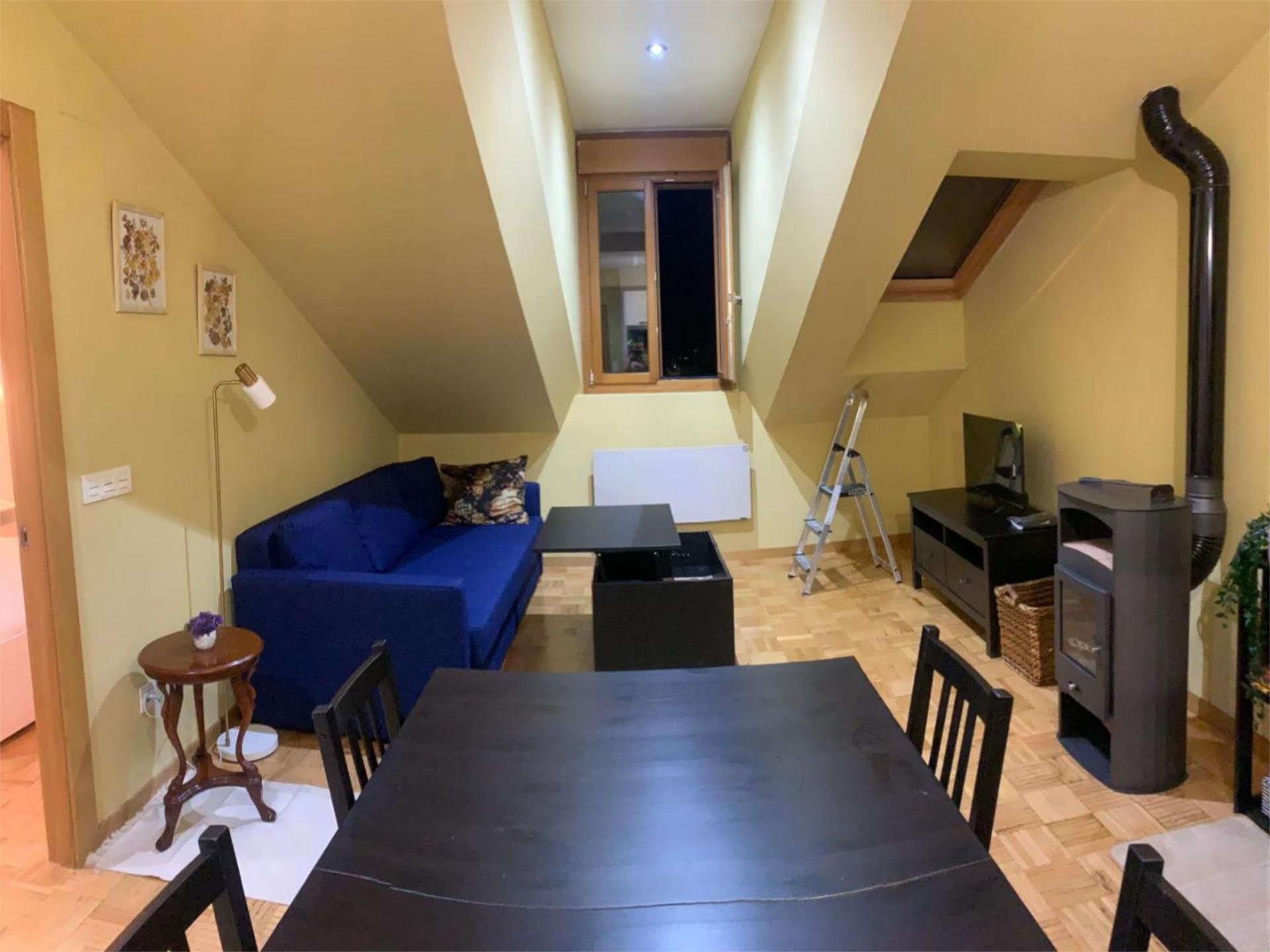 Sala d'estar de Pis de lloguer en Somiedo amb Calefacció, Parquet i Traster