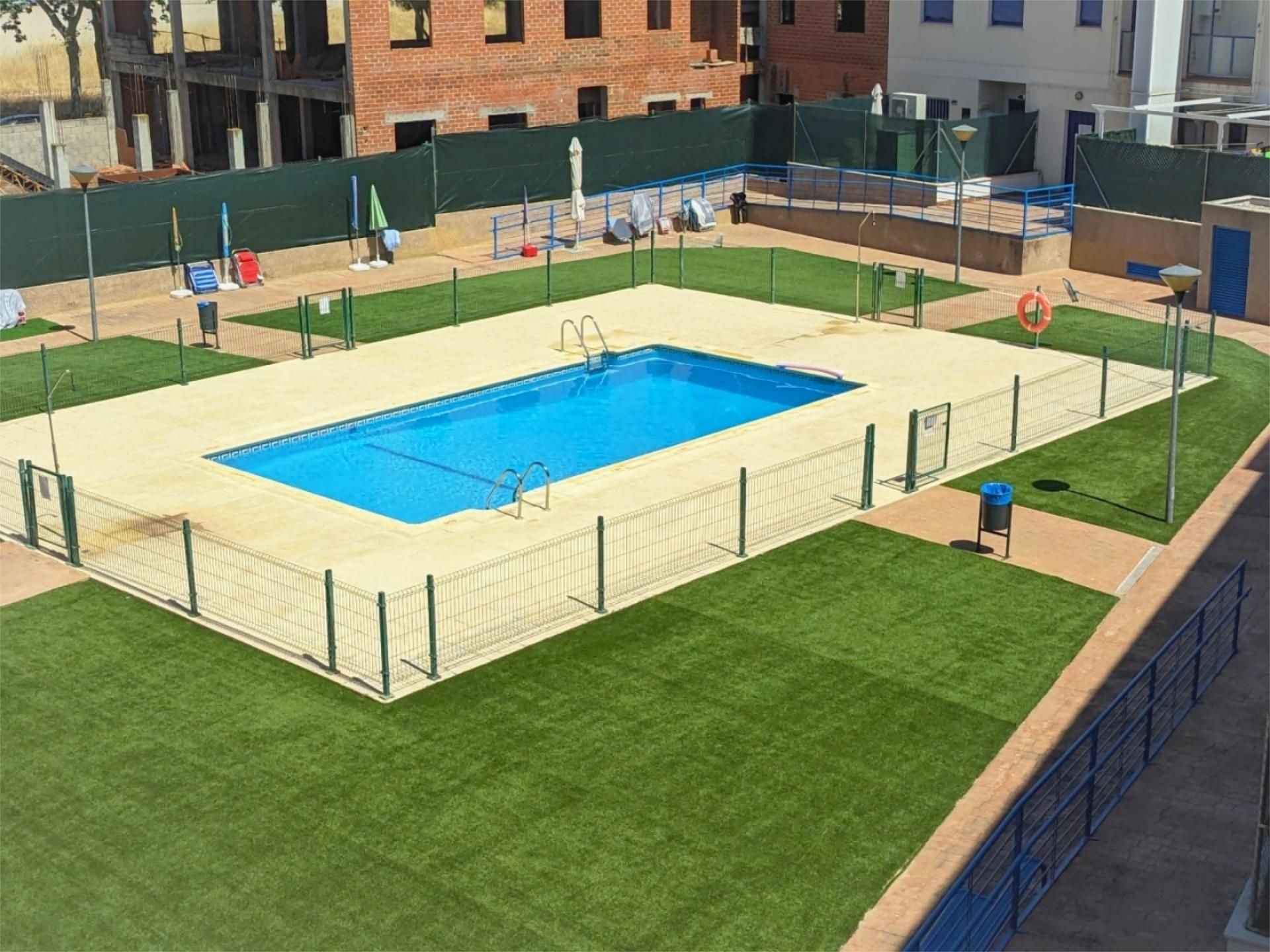 Piscina de Ático de alquiler en Talavera de la Reina con Parquet, Terraza y Lavadora