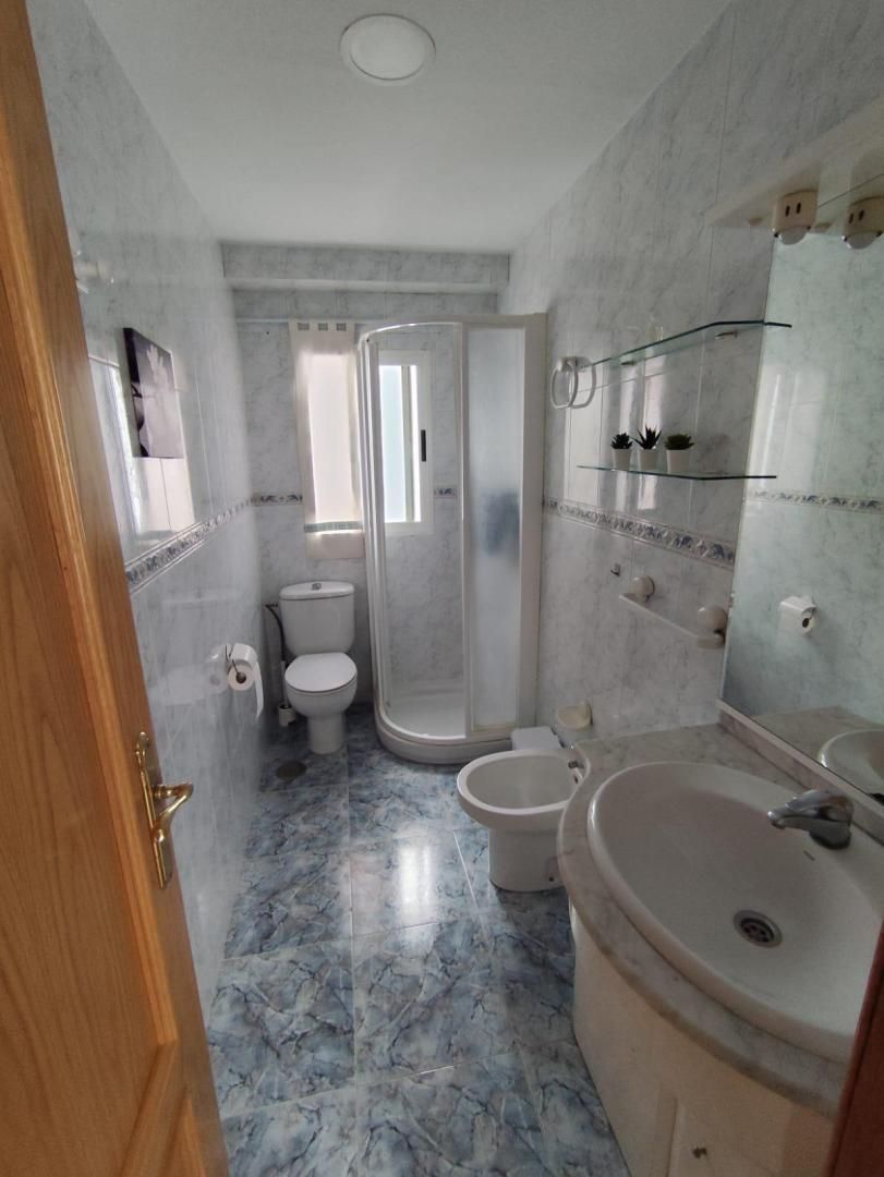 Bathroom of Flat to rent in  Granada Capital  with Heating, Parquet flooring and Furnished