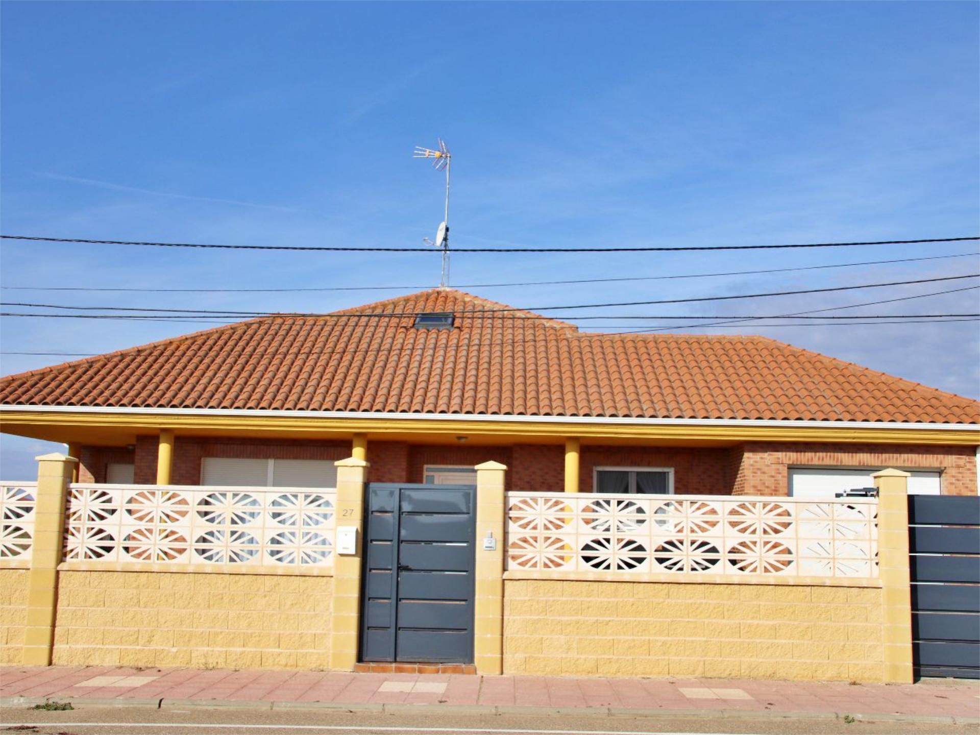 Vista exterior de Casa o xalet en venda en Revellinos amb Calefacció, Jardí privat i Terrassa