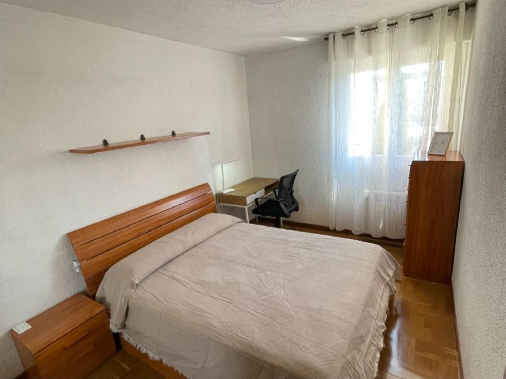 Dormitori de Pis de lloguer en Barañain amb Calefacció, Parquet i Moblat