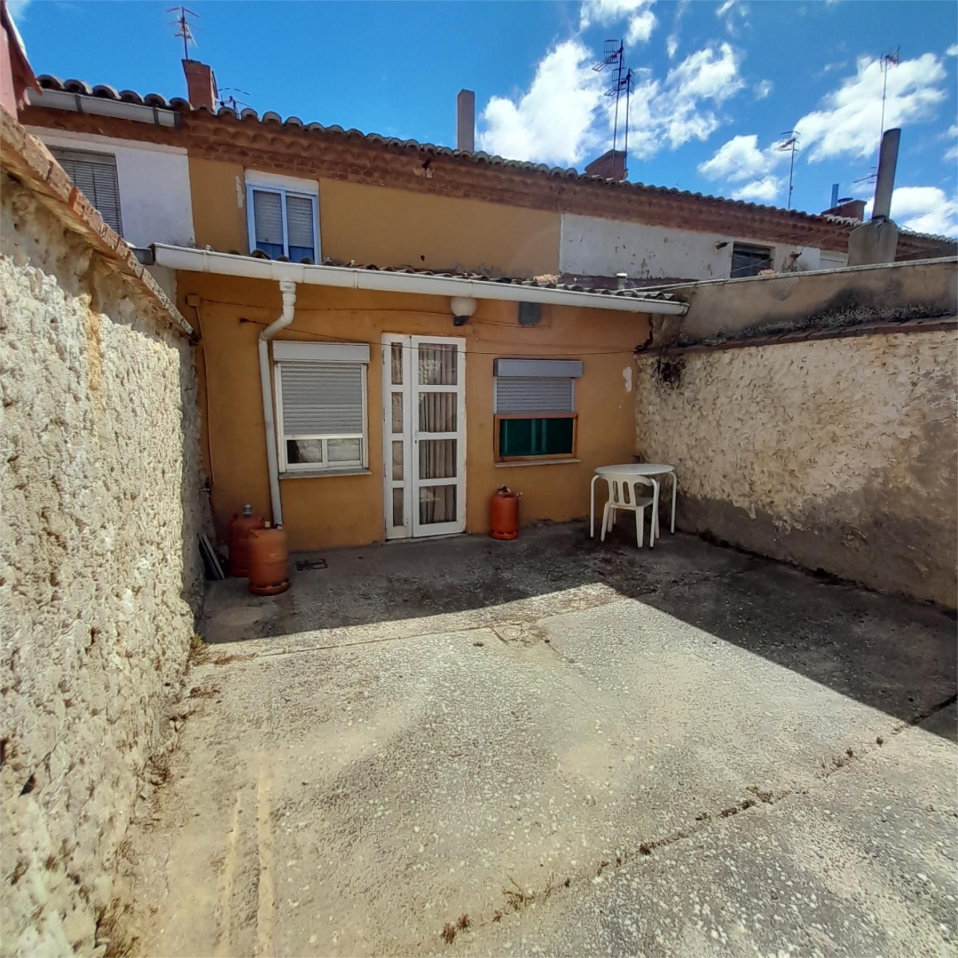 Vista exterior de Casa adosada en venta en Paredes de Nava con Parquet, Amueblado y Lavadora