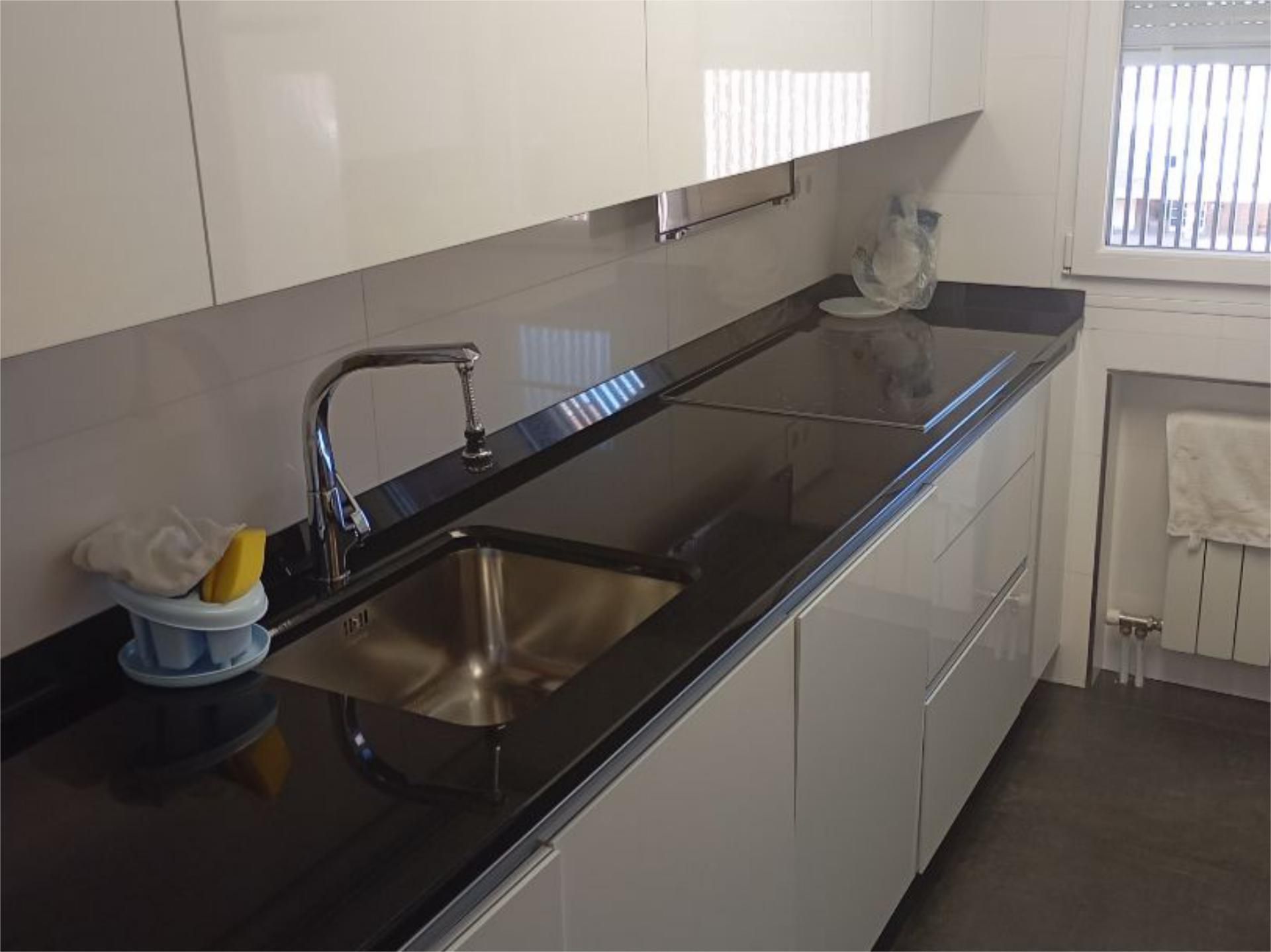 Cocina de Piso en venta en Palencia Capital con Calefacción, Jardín privado y Parquet