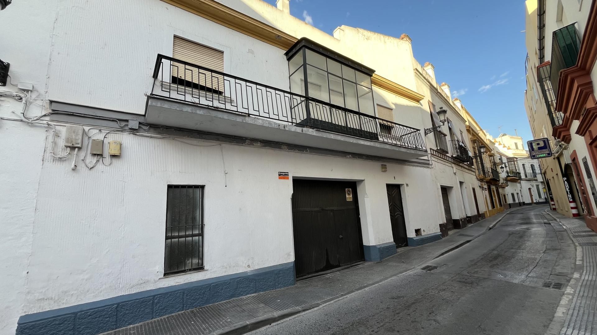 Vista exterior de Casa adosada en venda en El Puerto de Santa María amb Terrassa i Balcó
