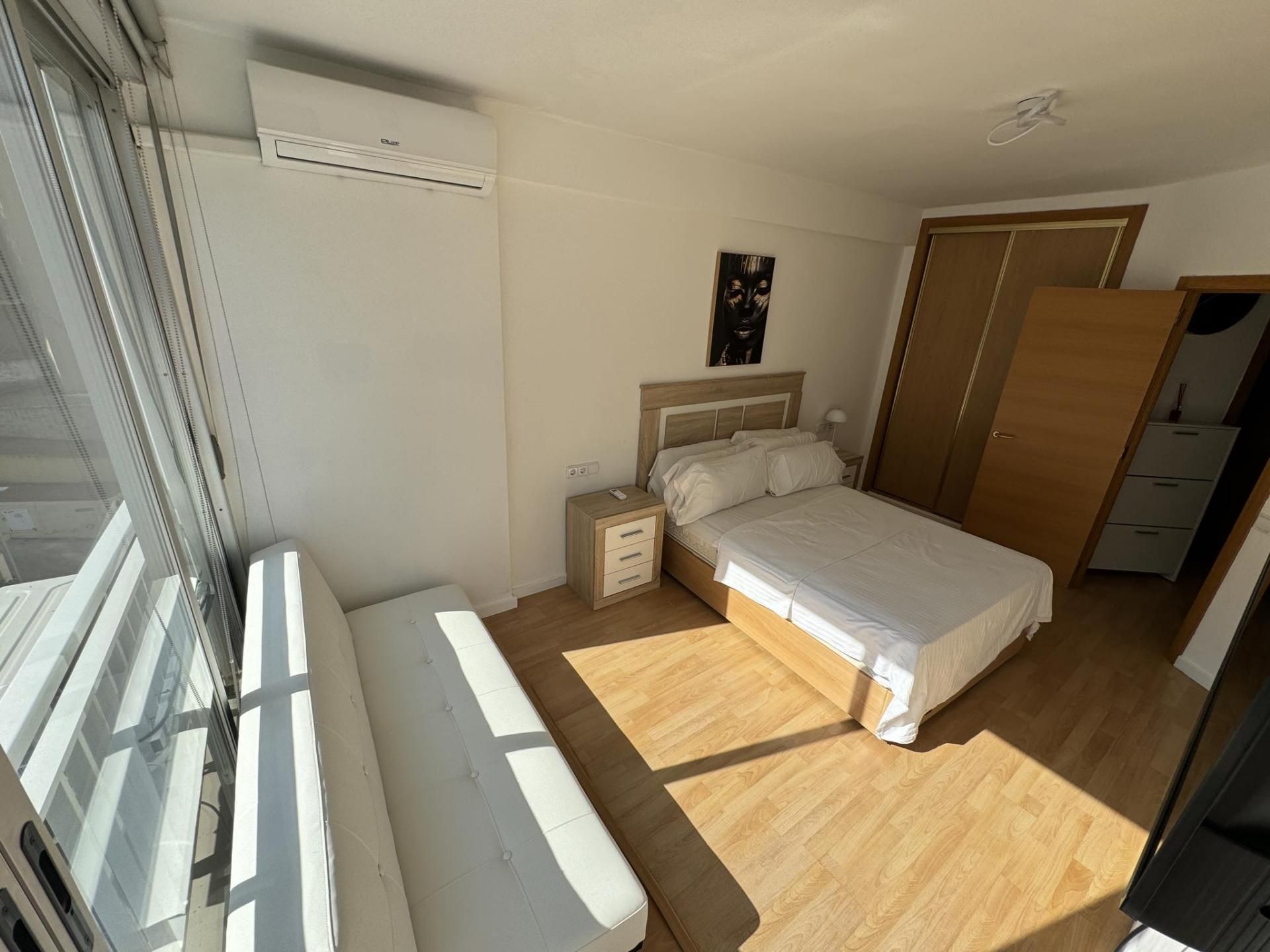 Dormitori de Apartament de lloguer en Benidorm amb Aire condicionat, Calefacció i Parquet