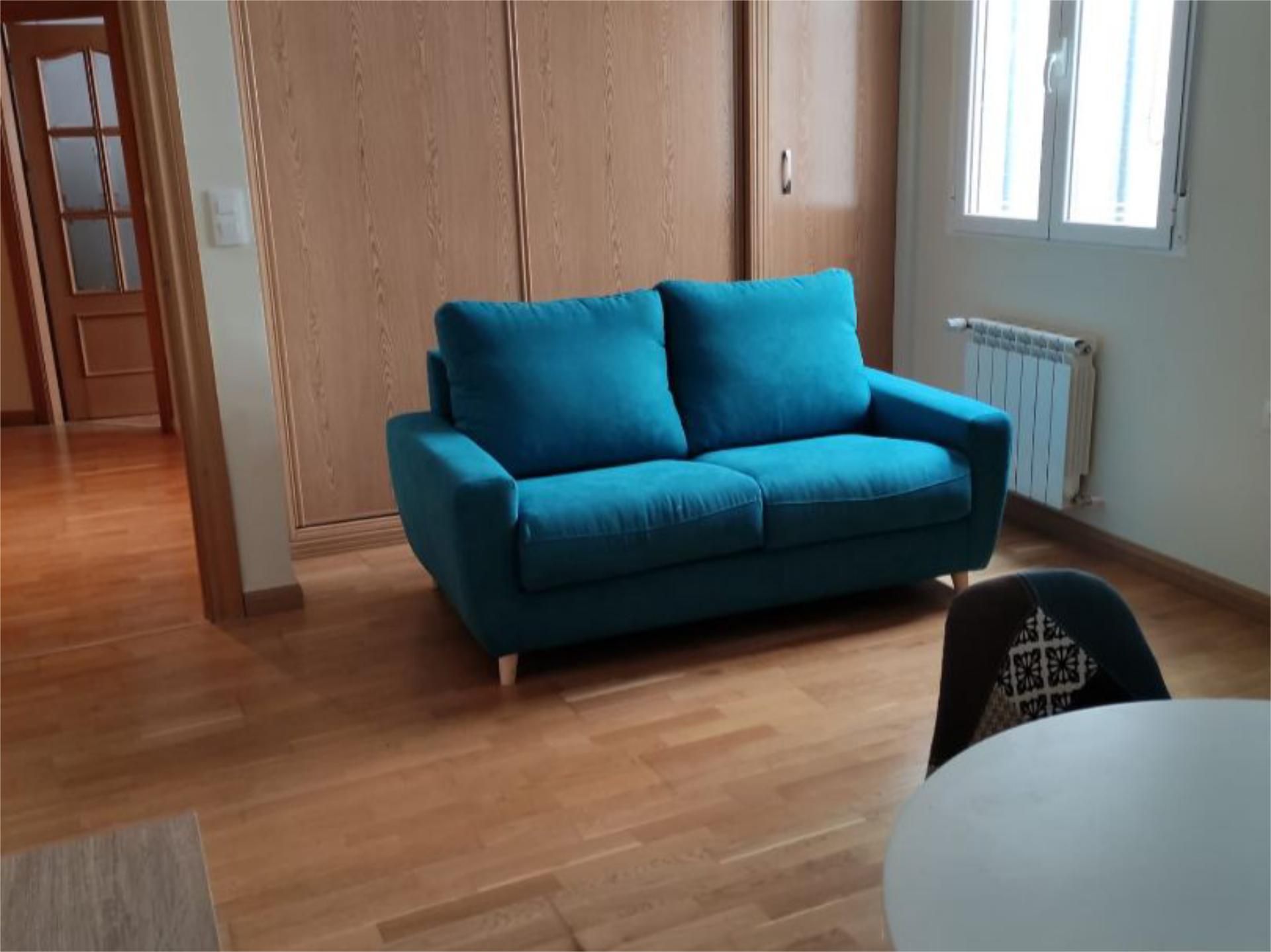 Sala d'estar de Apartament de lloguer en  Albacete Capital amb Calefacció, Parquet i Moblat