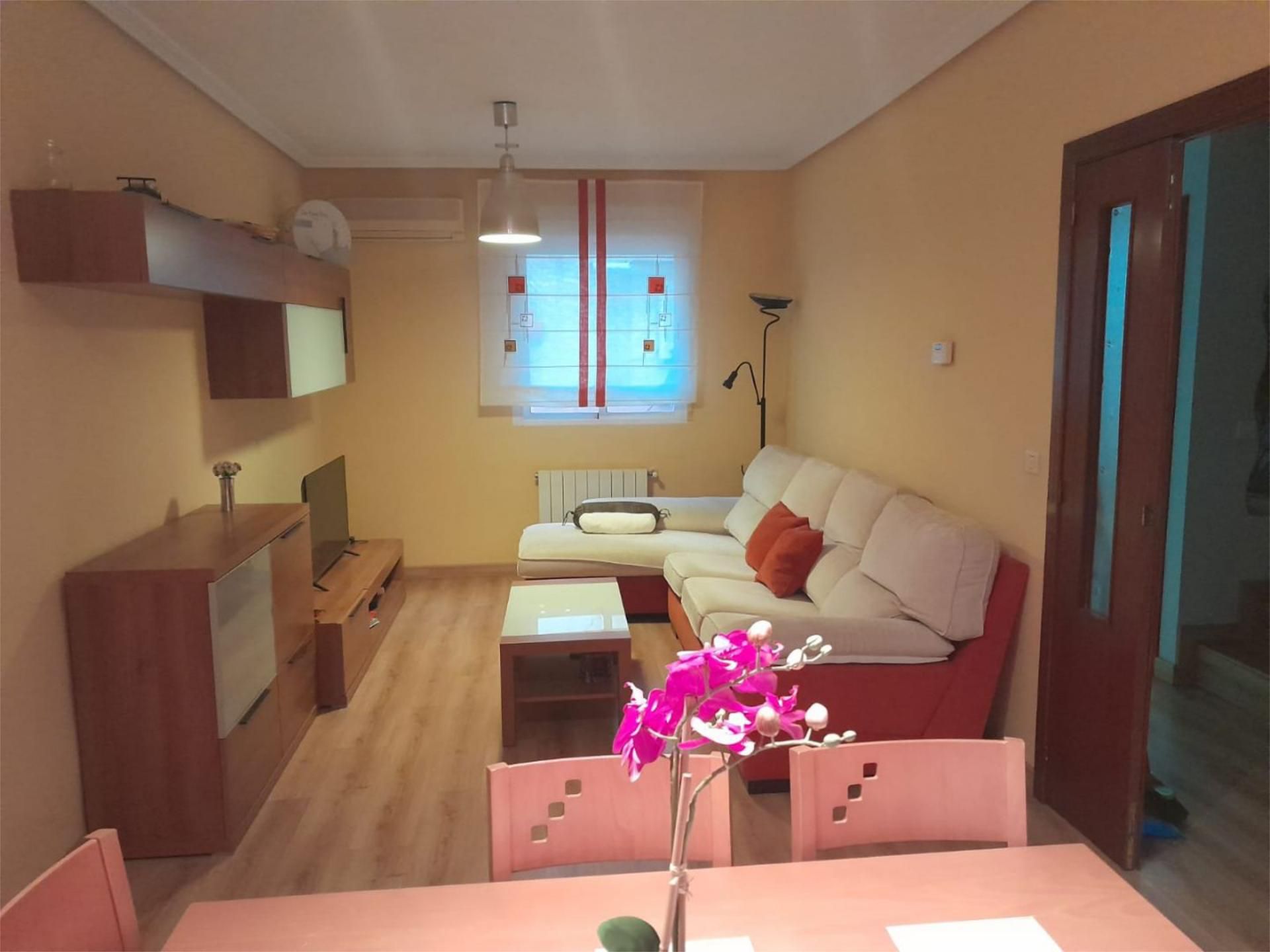 Sala de estar de Casa adosada de alquiler en Cáceres Capital con Aire acondicionado, Calefacción y Trastero