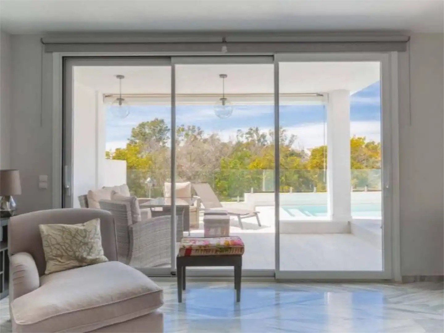 Casa o chalet de alquiler en Calle Artola Golf, 26, Cabopino - Artola Terraza de Casa o chalet de alquiler en Marbella con Aire acondicionado, Calefacción y Jardín privado