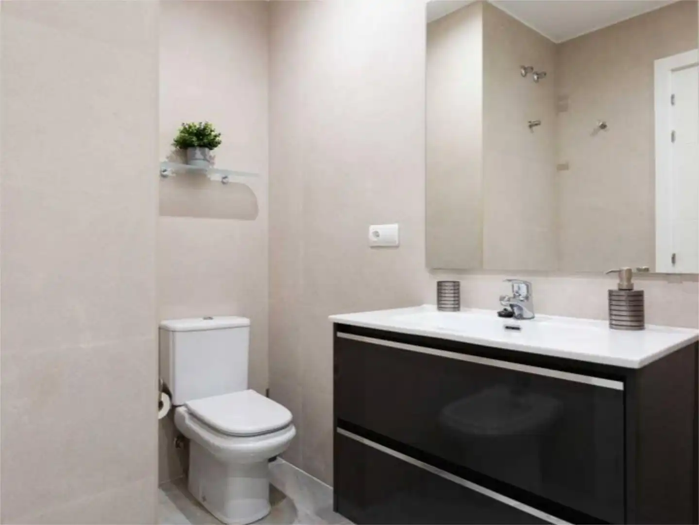 Casa o chalet de alquiler en Calle Artola Golf, 26, Cabopino - Artola Baño de Casa o chalet de alquiler en Marbella con Aire acondicionado, Calefacción y Jardín privado