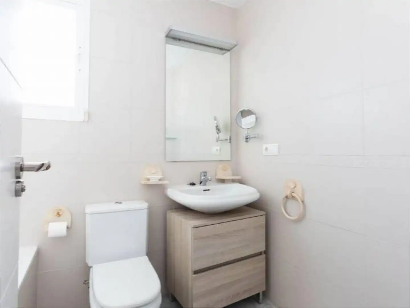 Casa o chalet de alquiler en Calle Artola Golf, 26, Cabopino - Artola Baño de Casa o chalet de alquiler en Marbella con Aire acondicionado, Calefacción y Jardín privado