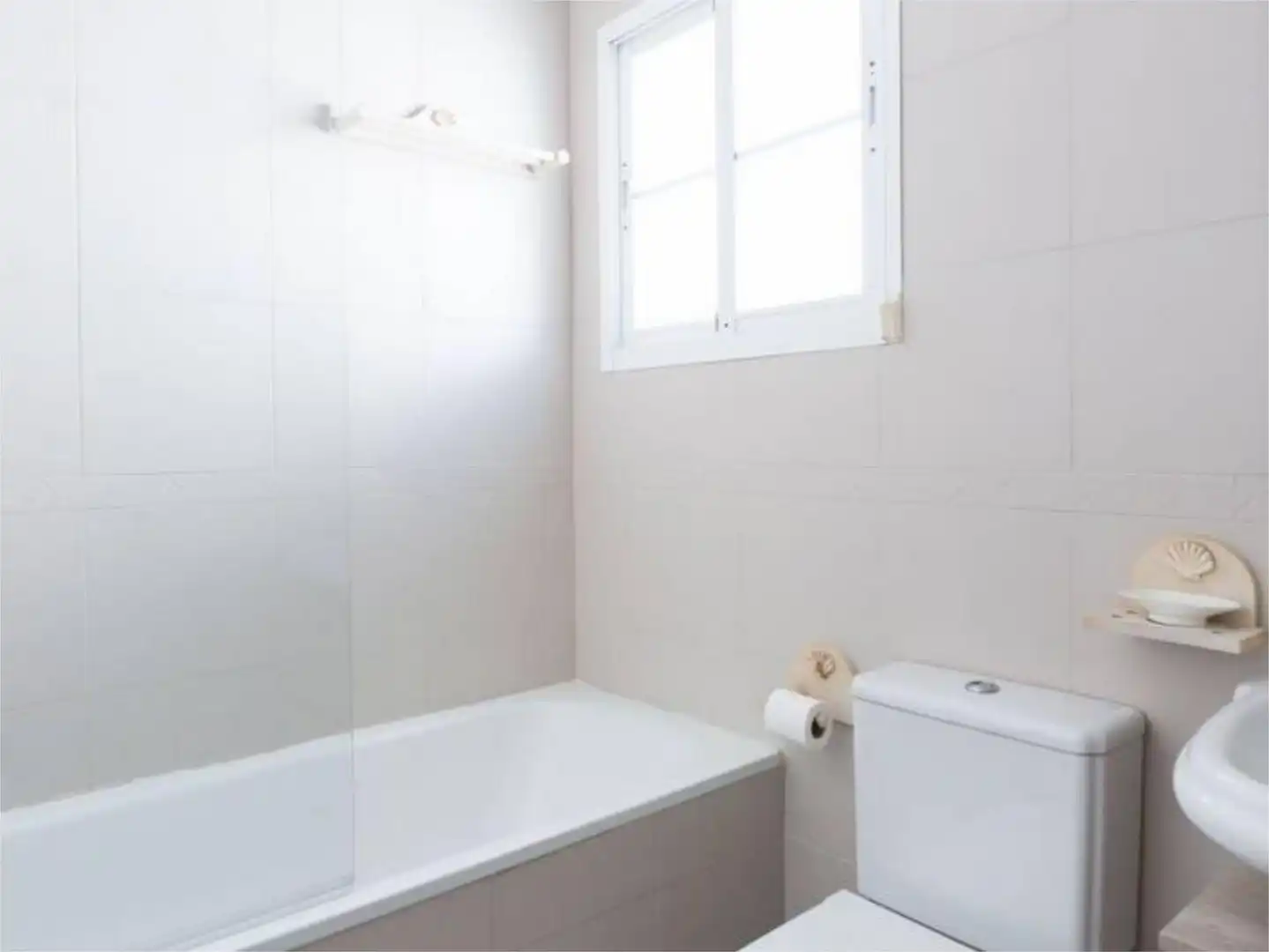 Casa o chalet de alquiler en Calle Artola Golf, 26, Cabopino - Artola Baño de Casa o chalet de alquiler en Marbella con Aire acondicionado, Calefacción y Jardín privado