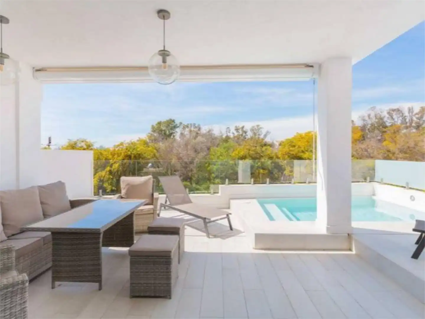 Casa o chalet de alquiler en Calle Artola Golf, 26, Cabopino - Artola Terraza de Casa o chalet de alquiler en Marbella con Aire acondicionado, Calefacción y Jardín privado