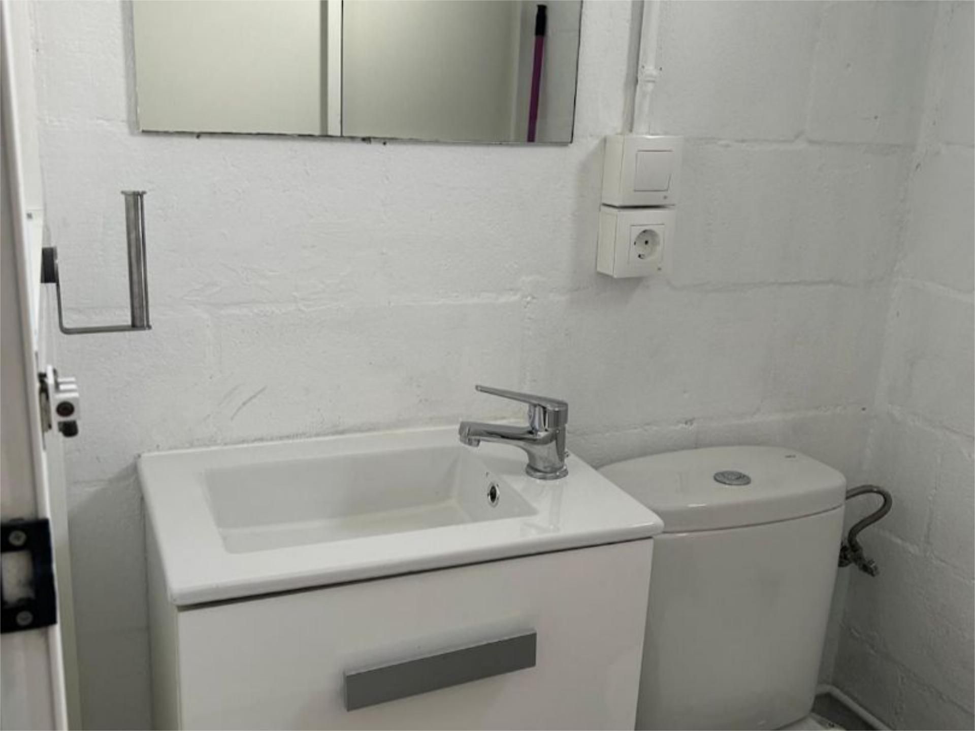 Bathroom of Industrial buildings to rent in  Sevilla Capital  with Air Conditioner and Heating