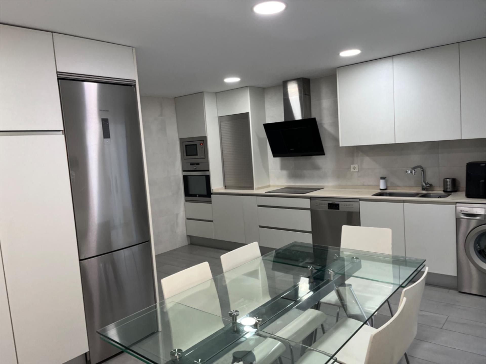 Cocina de Piso de alquiler en  Zaragoza Capital con Aire acondicionado, Calefacción y Jardín privado