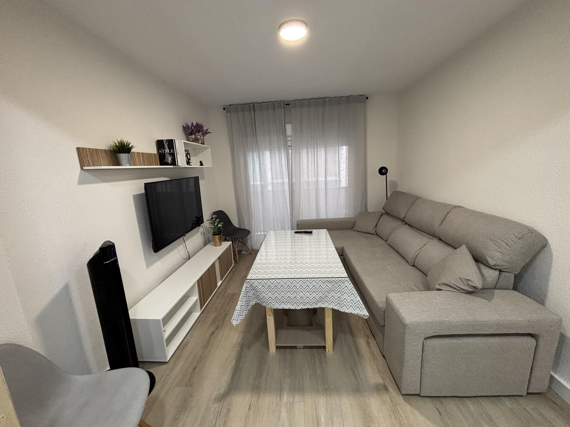 Living room of Flat to rent in  Granada Capital  with Balcony